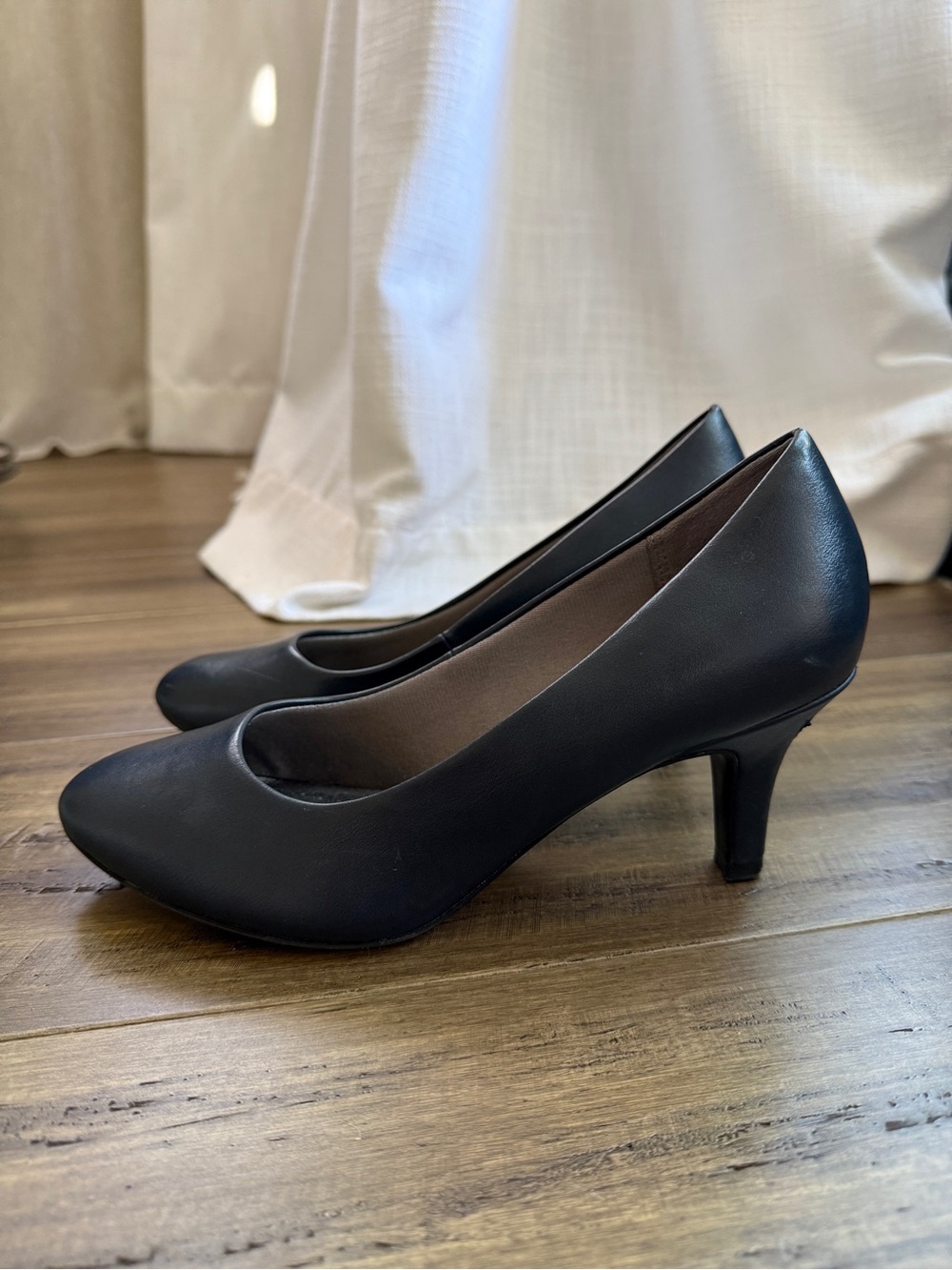Life Stride Black Leather Mid-Heel Pumps